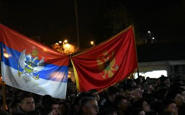 Trobojka sa grbom Petrovića i državna zastava Crne Gore na litiji