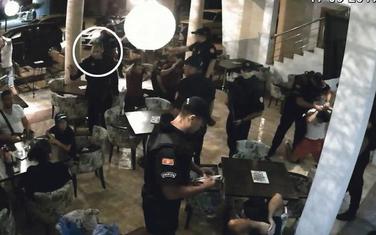 Milićević i kolege tokom racije u ulcinjskom kafiću