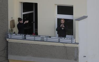 Stanovnik Berlina sa terase svira Betovenovu “Odu radosti”