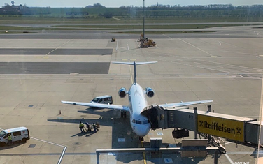 Avion Montenegro Airlinesa na aerodromu u Beču