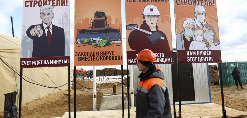 Plakati sa kojih gradonačelnik Moskve Sergej Sobjanjin poručuje radnicima koji grade bolnicu da se “minuti broje”