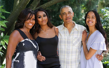 Mišel i Barak Obama sa čerkama Sašom i Maliom