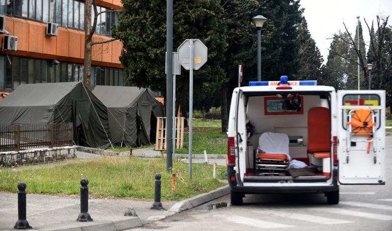 Trijažni šatori na ulazu u podgoričku Hitnu pomoć