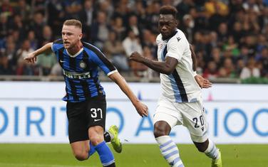 Inter Milan's Milan Skriniar, left, and Lazio's Felipe Caicedo fight for the ball during a Serie A soccer match between Inter Milan and Lazio, at the San Siro stadium in Milan, Italy, Wednesday, Sept. 25, 2019. (AP Photo/Antonio Calanni)