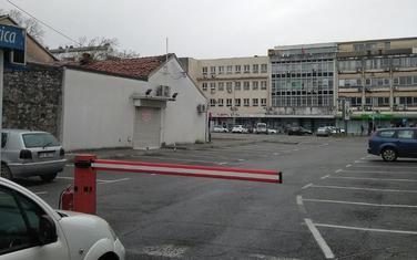 Danima gotoov prazan parking u centru Podgorice