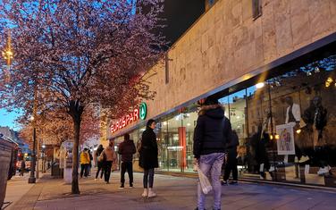 Ljudi poštuju red i odstojanje ispred marketa: Trst