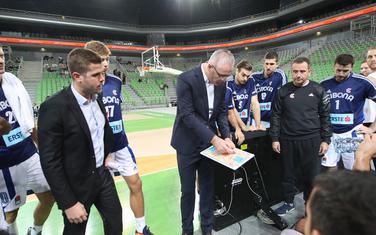 Trener Velić sa igračima Cibone