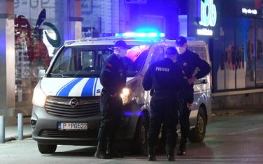 Policajci kontrolišu poštovanje privremenih mjera NKT: Detalj iz Podgorice (ilustracija)