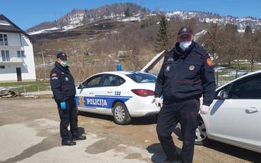 Policija na ulazu u selo