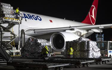 Oprema iz turske fabrike na aerodromu u Budimpešti