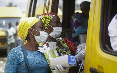 Dijeljenje maski u nigerijiskom gradu Lagos