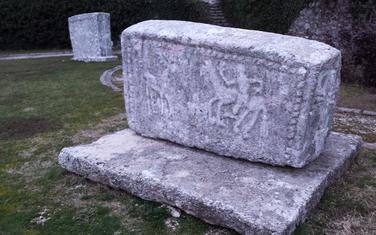 Stećak ispred Biljarde na Cetinju