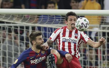 Savić u duelu sa Pikeom