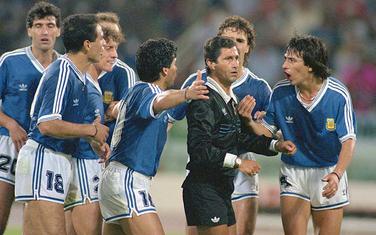 Maradona i Argentinci oko sudije Mendesa