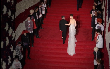 Detalj sa svečanosti Met Gala 2018.