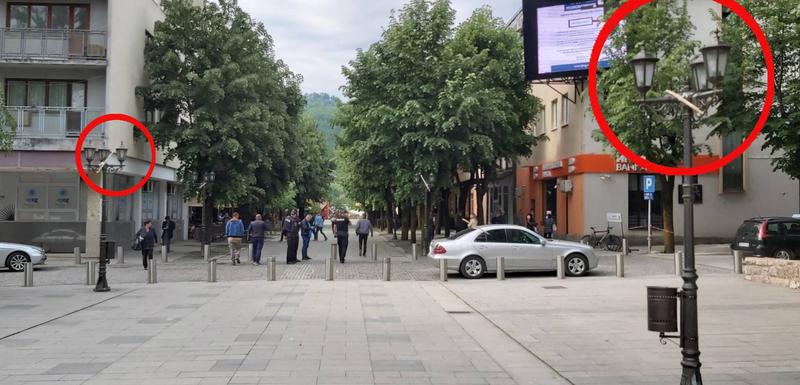 Polomljene zastave na Trgu slobode u Bijelom Polju