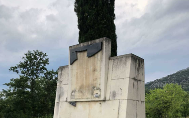 Polomljena ploča na spomeniku