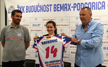 Jovana Savković sa trenerom Radoviće i predsjednikom Vujičićem